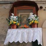 Sempre in via Tancredi, il quadro di un'altra vergine abbellito da fiori 